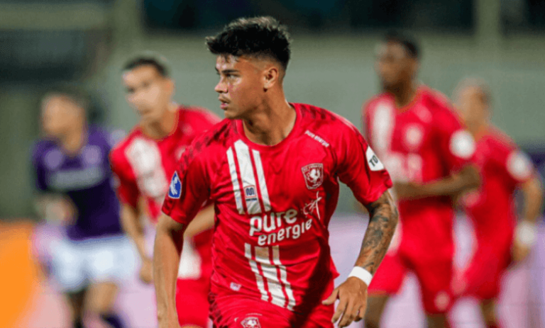 Pelatih FC Twente Puji Penampilan Mees Hilgers di Lini Pertahanan